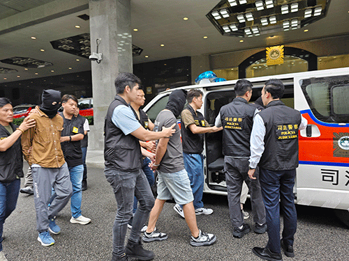 警拘四換錢黨