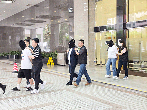 三男女被捕
