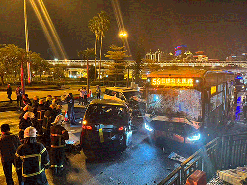 七人車超速失控 撞兩車釀四傷